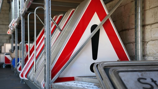 Ein Verkehrsschild "vorfahrt gewähren".