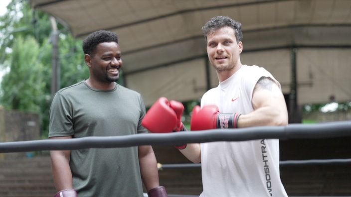 Die beiden Darsteller von Rocky und Creed üben für die Aufführung auf der Freilichtbühne.