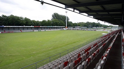 Wersestadion in Ahlen mit leeren Rängen und leerem Fußballfeld 