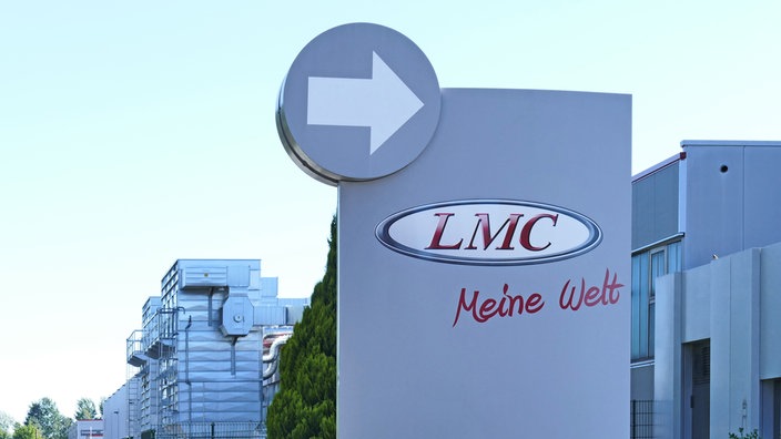 Das Logo des Wohnmobil-Herstellers LMC steht auf einer Schild vor dem Firmengelände.