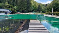 Blick aufs Naturfreibad und Wasseranlage
