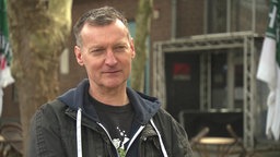 Veranstalter Kevin Kerndel trägt eine lockere Jacke und kurze Haare.