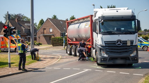 Rettungskräfte und ein Lkw an einer Kreuzung