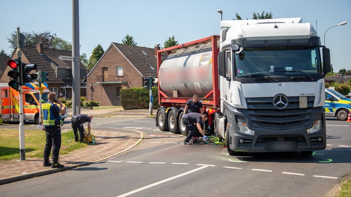 Rettungskräfte und ein Lkw an einer Kreuzung