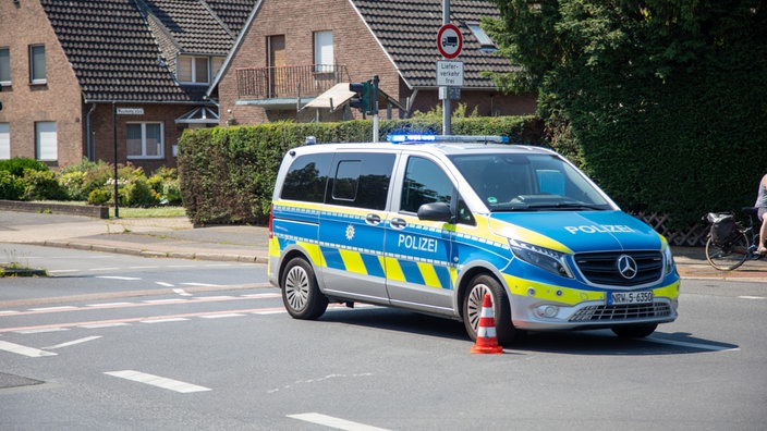 Polizeiauto fährt auf der Straße