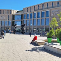 Menschen halten sich auf dem Ingeborg-Friebe-Platz in Monheim auf