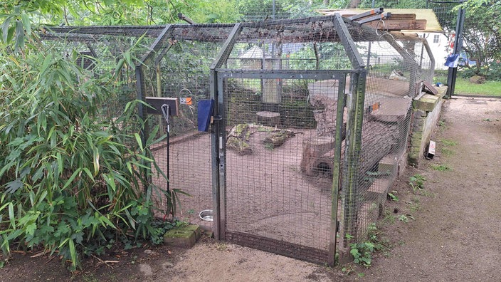 Ein leerer Käfig im Krefelder Zoo
