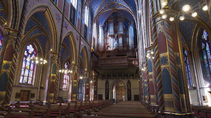 Die Kirche ist bunt verziert und hell erleuchtet.