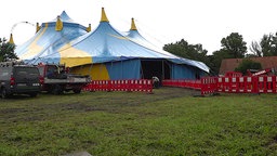 Ein großes Zelt für das Festival Rock am Kreis wird aufgebaut