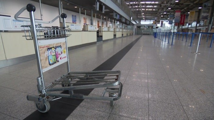 Leerer Gepäckwagen in leerer Halle am Flughafen Weeze