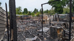 Verbrannte Pfosten auf einem verbrannten Platz