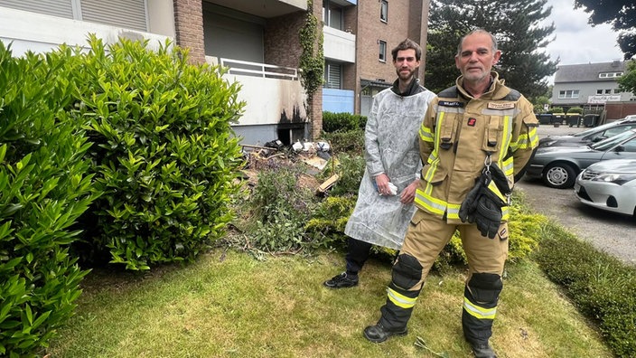 Yannick Wilmot, Bewohner des Hauses in Nettetal, und sein Vater Leonardus von der Feuerwehr