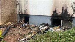 Nach einem Brand ist Ruß an der Außenwand eines Hauses in Nettetal zu sehen.