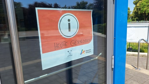 Schild mit Aufschrift "Heute geschlossen" am Eingang des Schwimmbads