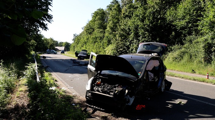 Totalschade: Die Motorhaube vom PKW nach dem Frontalzusammenstoß.