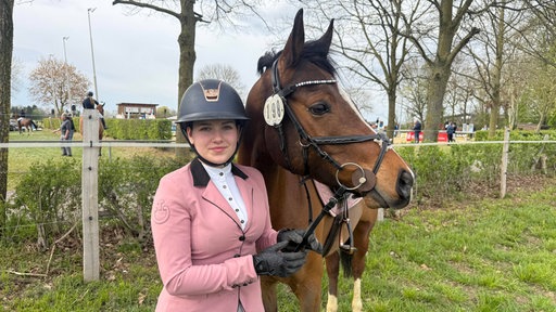 Reiterin Anni Ketteler hält ihr Pony Robby am Zügel