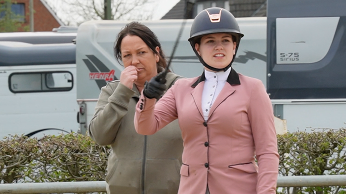 Anni Ketteler und ihre Mutter auf einem Reitturnier-Gelände