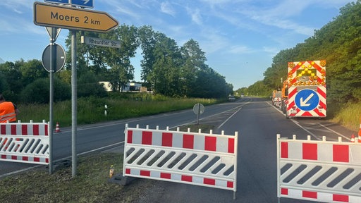 Eine Straße in Moers ist durch drei Baustellenzäune abgesperrt