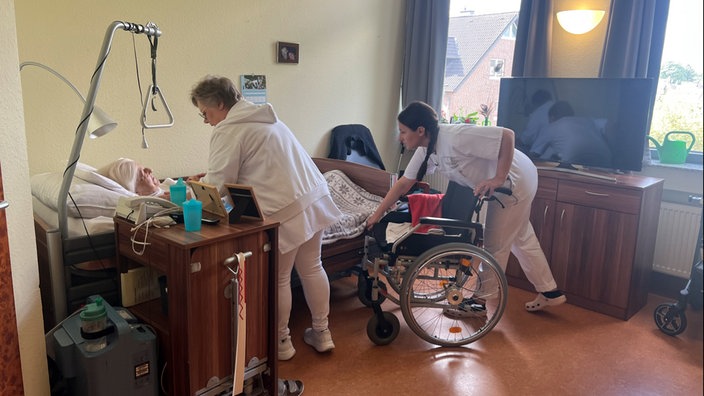 Mariola Galwas und Melisa Trumic teilen sich in der Pflege die Arbeit. Die jüngere Trumic hebt beispielsweise die Bewohner ins Bett.