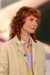 Frau mit lockigem Haar im Fernsehstudio