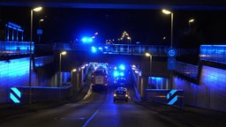 Blick auf die Blaulicht-Fahrzeuge in der Bahnunterführung