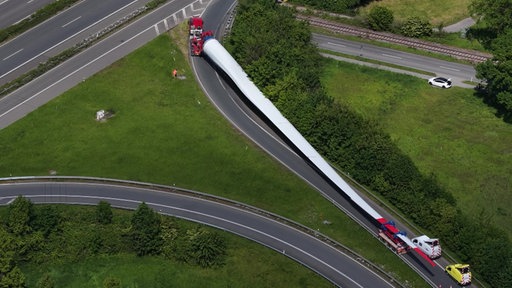Der Schwertransport eines Windrad-Rotorblattes im Autobahnkreuz Kamp-Lintfort aus der Luft.