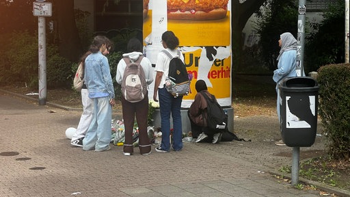 Kindern trauern an der Gedenkstätte