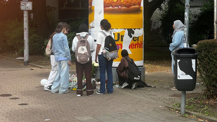 Kindern trauern an der Gedenkstätte