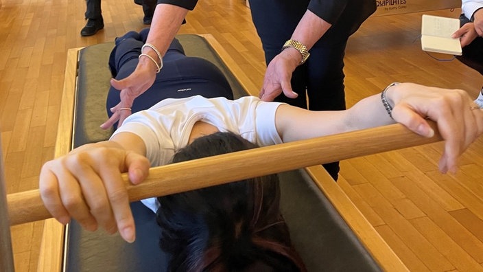 Pilates Gerät mit einer Person, die trainiert