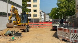 Bagger und Baustelle auf der Brücke Bettrather Straße in Mönchengladbach