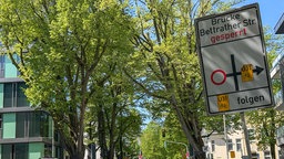 Ein Schild weist auf die Sperrung der Brücke Bettrather Straße hin