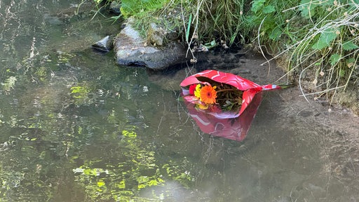Ein Blumenstrauß am Unglücksort