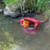 Ein Blumenstrauß am Unglücksort