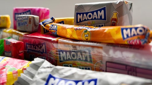 Verschiedene Maoam-Produkte liegen auf einem Tisch