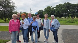 Eine Besuchergruppe aus Rheda-Wiedenbrück. Die acht Personen sind auf einem Gruppenfoto zu sehen.