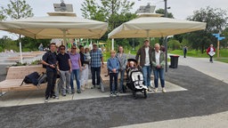 Eine große Familie in allen Altersklassen kommt gemeinsam zur Landesgartenschau. Sie sind auf einem Gruppenfoto zu sehen.