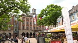 Der geschmückte Marktplatz in Neuss in der Totale