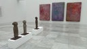 Antike asiatische Skulpturen und Bilder des Malers Gotthard Graubner (1930-2013), eines Mitgründers des Museums Insel Hombroich.