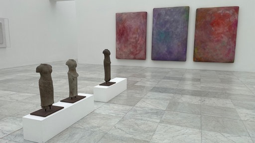Antike asiatische Skulpturen und Bilder des Malers Gotthard Graubner (1930-2013), eines Mitgründers des Museums Insel Hombroich.