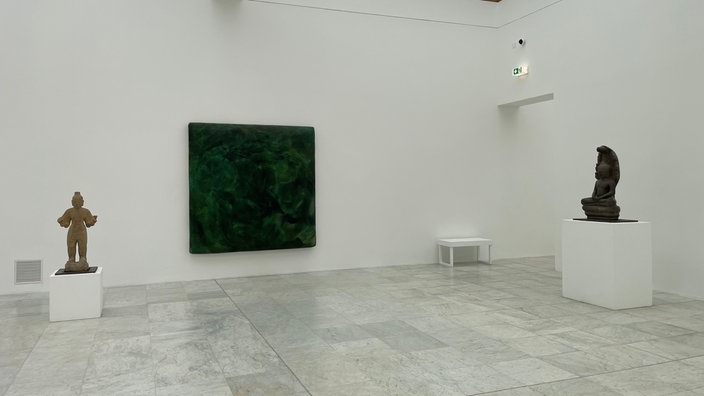 Antike asiatische Skulpturen und Bilder des Malers Gotthard Graubner.