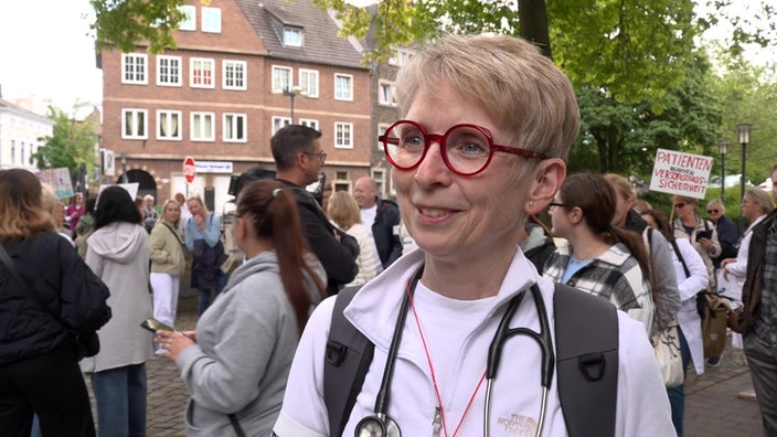 Anja Hennes, Gynäkologin aus Neuss, ist bei der Protestaktion während eines Interviews im Porträt zu sehen.