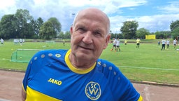 Zu sehen ist der 75-jährige Spieler Franz Mann