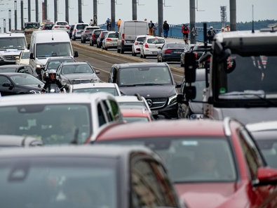 Fahrzeuge stehen auf der Kennedybrücke in der Bonner Innenstadt im Stau