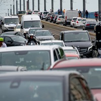 Fahrzeuge stehen auf der Kennedybrücke in der Bonner Innenstadt im Stau