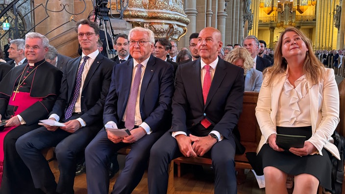 Erzbischof Udo Markus Bentz, Hendrik Wüst, Frank-Walter Steinmeier und weitere Gäste (v.l.) schauen sich den Festakt an