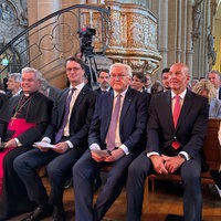 Erzbischof Udo Markus Bentz, Hendrik Wüst, Frank-Walter Steinmeier und weitere Gäste (v.l.) schauen sich den Festakt an
