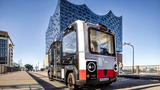 Holon Shuttle steht vor Hamburger Elphi