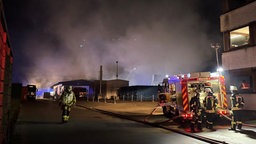 Die Feuerwehr löscht einen Großbrand auf dem Industriegelände eines Abfallunternehmens in Dörentrup im Kreis Lippe