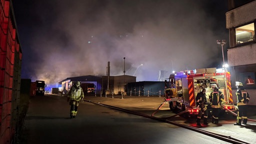 Die Feuerwehr löscht einen Großbrand auf dem Industriegelände eines Abfallunternehmens in Dörentrup im Kreis Lippe