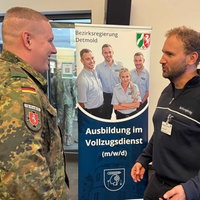 Mitarbeiter der Justiz und der Bundeswehr im Gespräch